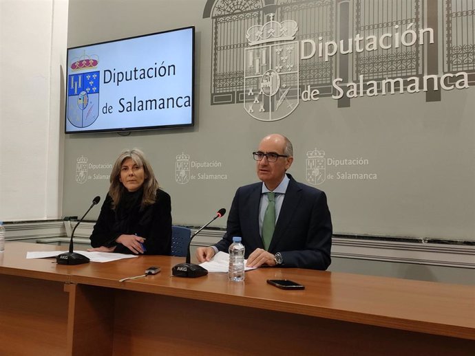 El presidente de la Diputación de Salamanca, Javier Iglesias (d), y la diputada Eva Picado (i), en La Salina
