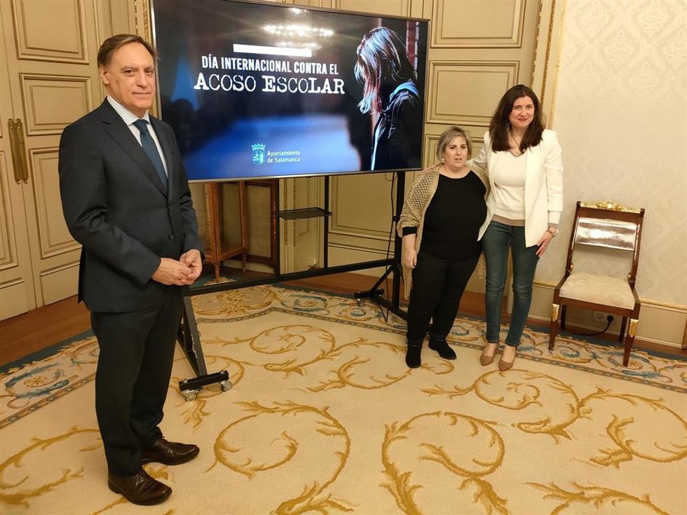 El alcalde de Salamanca, Carlos García Carbayo (i), junto a la presidenta de la Asociación Salmantina contra el Bullying y Ciberbullying (ASCBYC), Carmen Guillén (c), y la concejala Myriam Rodríguez (d)