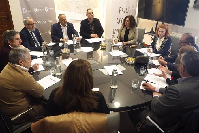 Una imagen del encuentro entre representantes de la Diputación de León y del Consejo Comarcal del Bierzo.