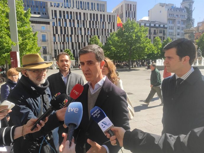 El diputat del PP per Saragossa, Pedro Navarro, atén als mitjans de comunicació junt amb el seu homòleg per Navarra, Sergio Sayas, i al president provincial del partit, Ramón Celma.