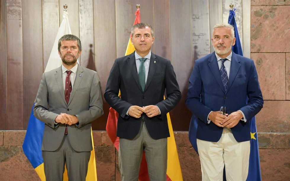 El rector de la ULL, Francisco Javier García, el vicepresidente de Canarias, Manuel Domínguez, y el rector de la Ulpgc, Lluís Serra, antes de la firma del convenio para crear la Cátedra de Comercio
