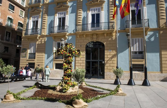 La Diputació de Valncia installa a la plaa de Manises la seua Creu de Maig