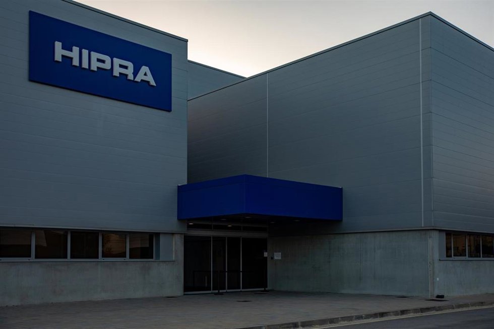 Archivo - Fachada de la sede de Hipra, a 30 de marzo de 2023, en Amer, Girona