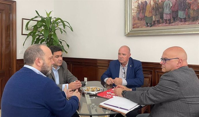 Reunión del subdelegado Manuel Fernández con representantes de Cruz Roja en Jaén