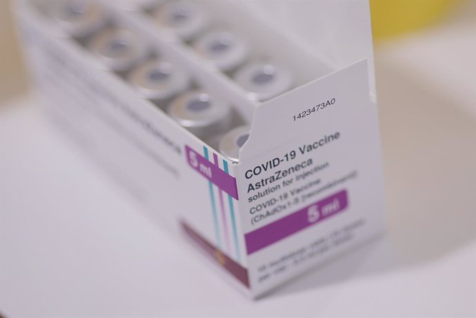 Archivo - Caja con dosis de la vacuna de AstraZeneca contra el Covid-19, a 1 de junio de 2021