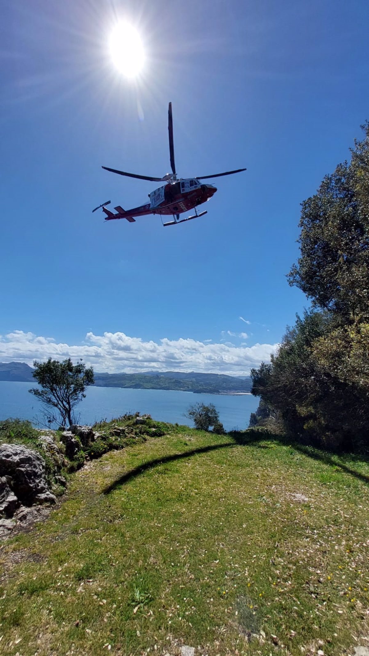 El helicóptero rescata en el Faro del Callo a un senderista de 60 años lesionado