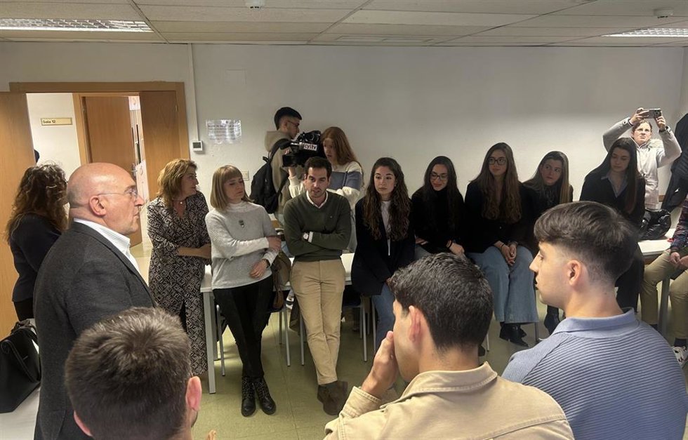 El alcalde de Valladolid, Jesús Julio Carnero, junto a un grupo de jóvenes en el Centro Cívico Zona Sur.