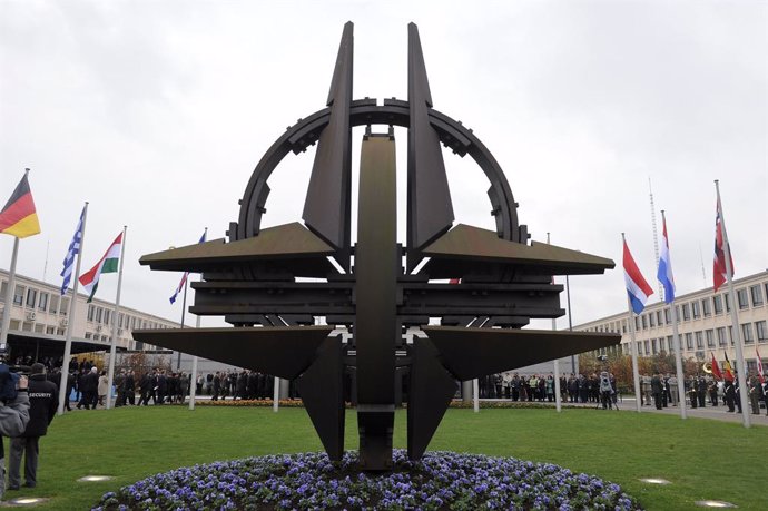 Archivo - North Atlantic Treaty Organization (NATO) symbol in front of  headquarters   in  Brussels, Belgium on 2009-04-07   by Wiktor Dabkowski ........POLAND OUT