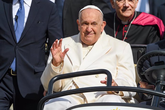 28 April 2024, Italy, Venice: Pope Francis waves to faithful at the end of a mass in St. Mark's Square. Photo: Alessio Marini/LPS via ZUMA Press Wire/dpa