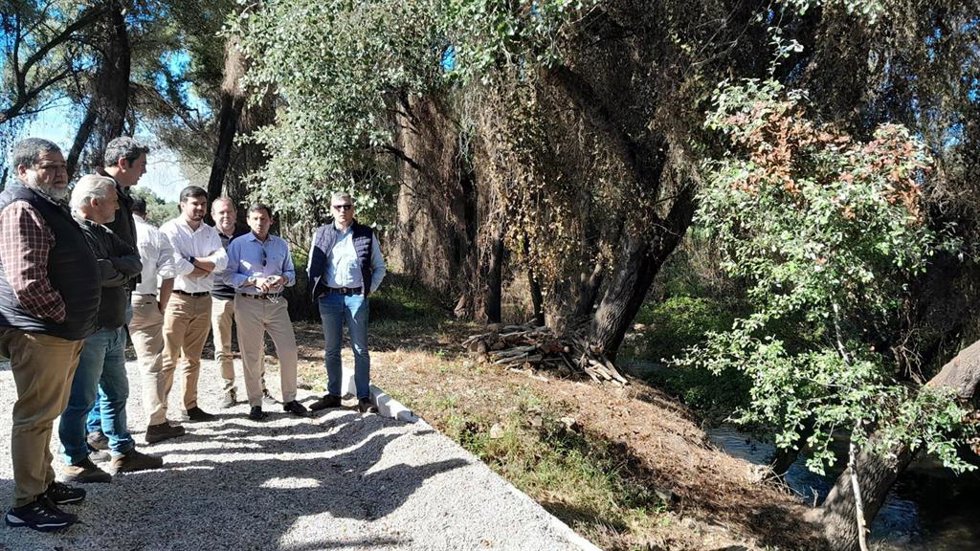 El subdelegado de la Junta en el Campo de Gibraltar, Javier Ros, y el delegado territorial de Agua en Cádiz, Francisco Moreno, junto al alcalde de Jimena, Francisco Gómez, y otros responsables locales, en una vista al rio Guadiaro