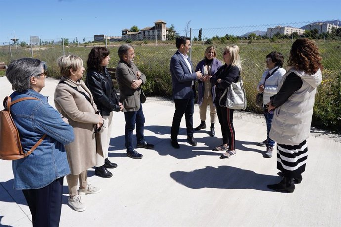 El portavoz del PSOE en el Ayuntamiento de Granada, Paco Cuenca, habla con una vecina en una visita al entorno de la Casería de los Cipreses