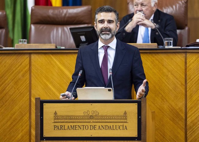 El consejero de Sostenibilidad, Medio Ambiente y Economía Azul, Ramón Fernández-Pacheco, en el Pleno del Parlamento andaluz.