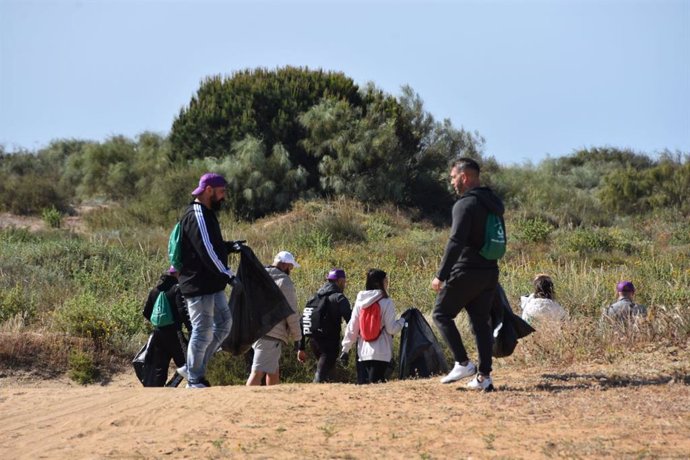 Internos de la Prisión de Huelva llevan a cabo labores de limpieza en la zona de la playa de la Canaleta en Punta Umbría.