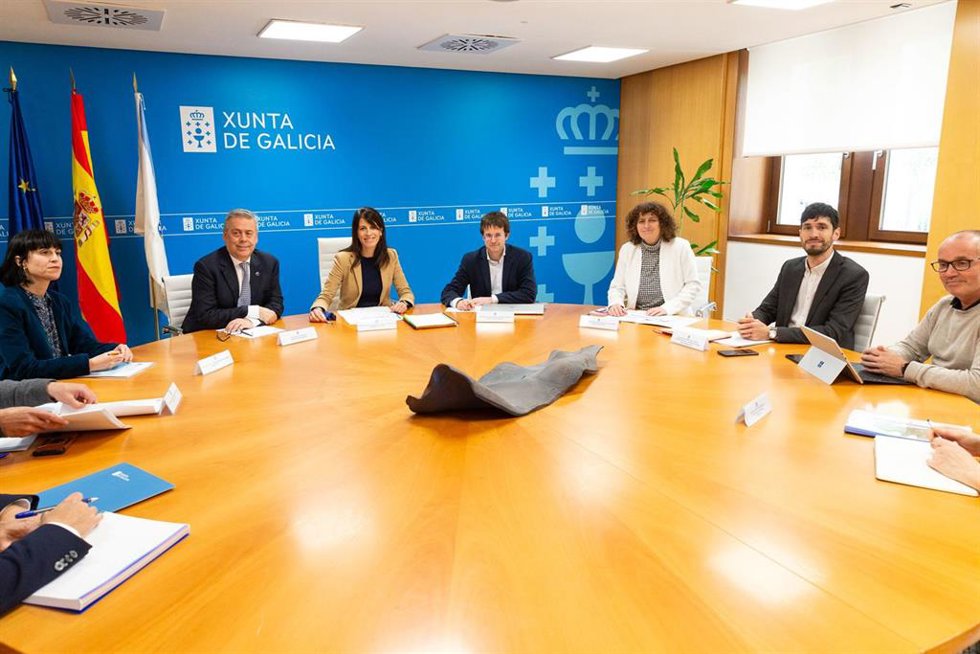 La conselleira de Vivenda e Planificación de Infraestruturas, María Martínez Allegue, el de Sanidade, Antonio Gómez Caamaño, y la alcaldesa de Santiago, Goretti Sanmartín, con sus equipos.