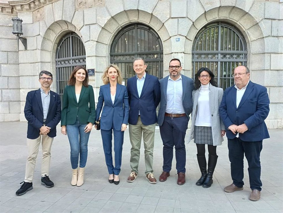 La diputada del PP en el Congreso Cayetana Álvarez de Toledo, junto al cabeza de lista por Tarragona, Pere Lluís Huguet, y otros miembros del partido