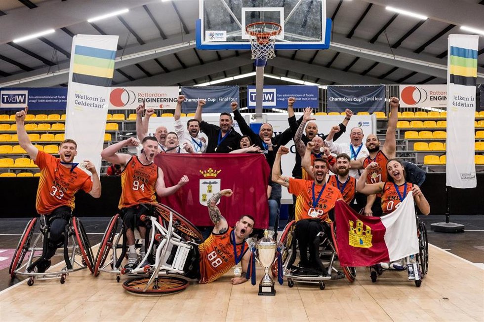 Archivo - El Amiab Albacete celebra la conquista de la Champions Cup en 2023