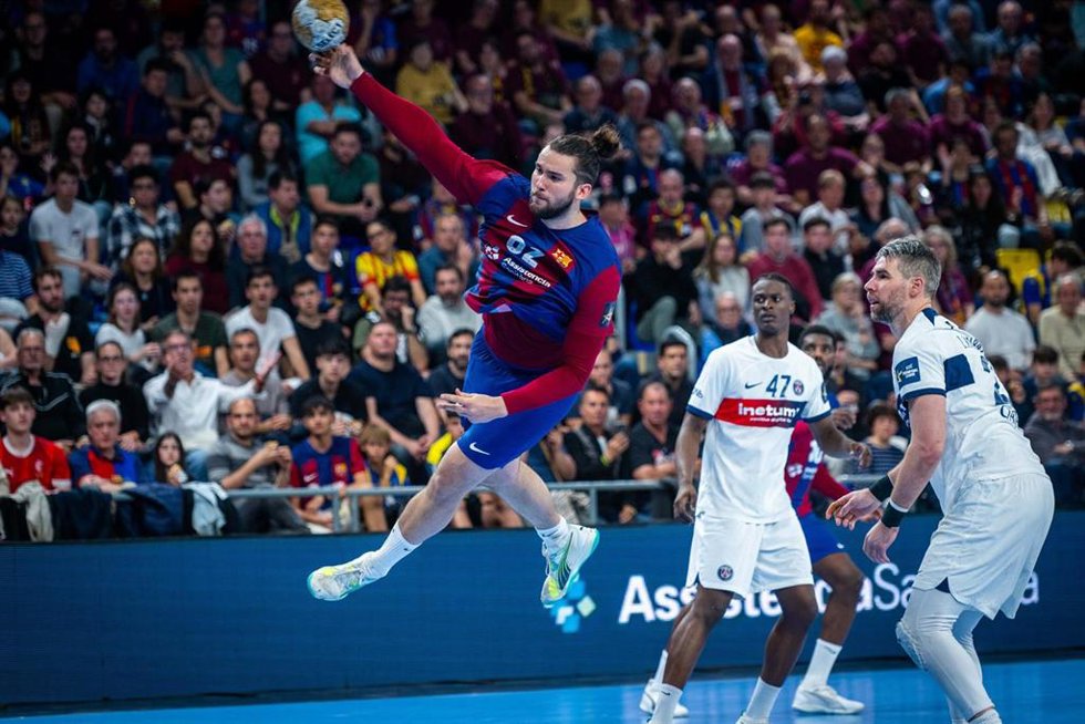 Luís Frade justo antes de marcar un gol en el triunfo del Bara sobre el PSG (32-31) en el Palau Blaugrana, con clasificación para la Final4 de la 'Champions' de balonmano 2023/24
