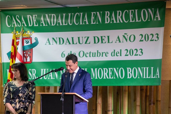 Archivo - El presidente de la Junta de Andalucía, Juanma Moreno, recibe el reconocimiento ‘Andaluz del Año 2023’, en el hotel Novotel Barcelona City, a 6 de octubre de 2023, en Barcelona