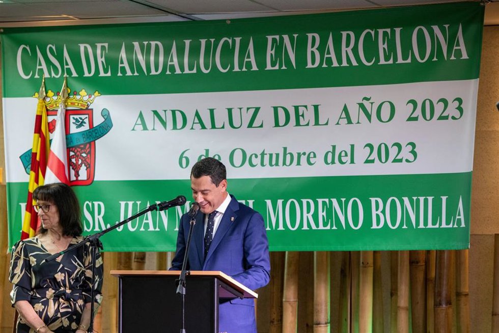 Archivo - El presidente de la Junta de Andalucía, Juanma Moreno, recibe el reconocimiento Andaluz del Año 2023, en el hotel Novotel Barcelona City, a 6 de octubre de 2023, en Barcelona