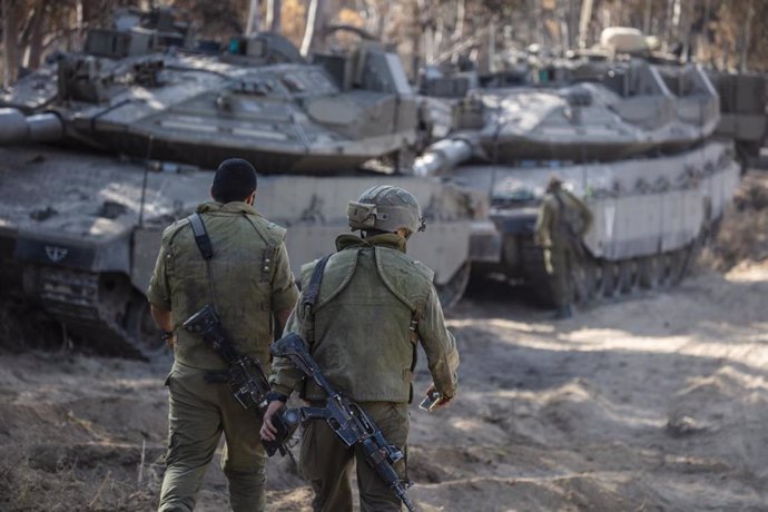 Archivo - Militares israelíes junto a carros de combate