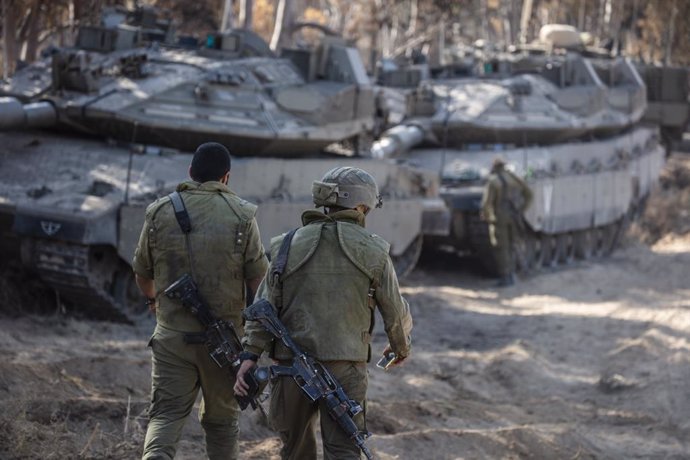 Archivo - 16 May 2021, Israel, Sderot: Soldiers of Israel Defence Forces (IDF) take their position next to Israeli tanks at the Israeli Gaza border near Sderot, amid the escalating flare-up of Israeli-Palestinian violence. Photo: Ilia Yefimovich/dpa