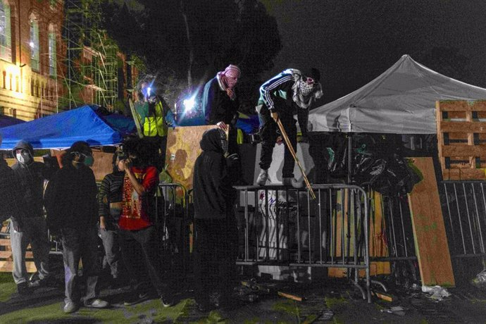 01 May 2024, US, Los Angeles: Pro-Palestinian protesters stand in their encampment during clashes with Pro-Israel counter protesters near Royce Hall at the University of California, Los Angeles. Photo: Jill Connelly/ZUMA Press Wire/dpa