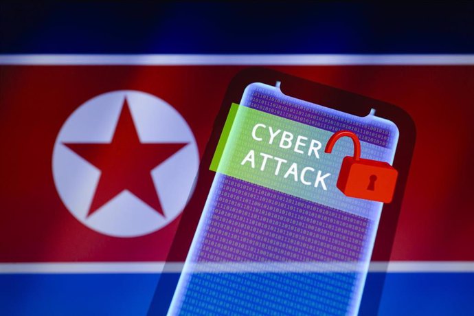Archivo - Ilustración de una bandera de Corea del Norte y de una alerta por ciberataque