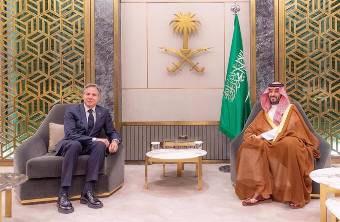 Archivo - El secretario Estado estadounidense, Antony Blinken, junto al príncipe heredero y primer ministro de Arabia Saudí,  Mohamed bin Salmán