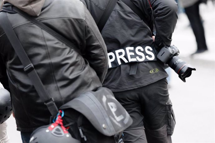 Archivo - FILED - 01 May 2017, Hamburg: A photojournalist wears a patch with the text "Press" on his jacket at a demonstration to identify himself as a journalist to police and demonstrators. There were more attacks on journalists in Germany in 2023 than 