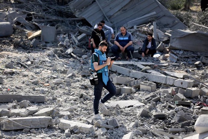 Archivo - Un periodista cobreix la destrucció de cases palestines causada pels bombardejos israelians al centre de la Franja de Gaza