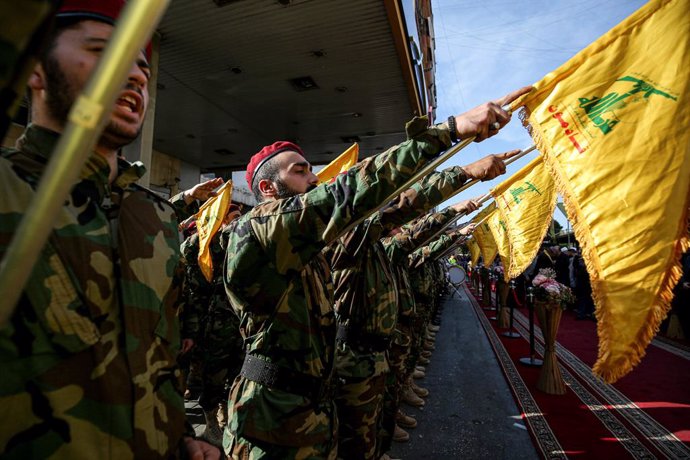 Archivo - April 1, 2024, Beirut, Beirut, Lebanon: Pro-Iranian Hezbollah militants take the oath during the funeral of party top commander Ahmad Shehimi, who was killed along with six other fighters in an Israeli deadly air strike in Syria last week, in Be