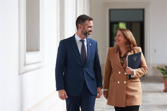 Archivo - El consejero de Sostenibilidad, Medio Ambiente y Economía Azul y portavoz del Gobierno, Ramón Fernández-Pacheco, y la consejera de Agricultura, Pesca, Agua y Desarrollo Rural, Carmen Crespo, en una imagen de archivo