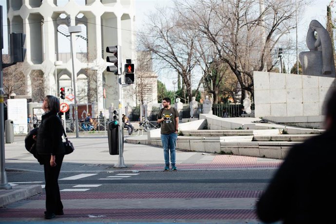 Archivo - Un hombre con manga corta pasea por una calle de Madrid, a 26 de enero de 2024, en Madrid (España). La previsión de la Agencia Estatal de Meteorología (Aemet) en la Comunidad de Madrid para hoy apunta a un nuevo ligero ascenso de las temperatura