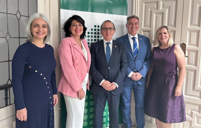 Mariló García Bernal, nueva vocal del Consejo Andaluz; Mercedes Romero Balsera, nueva presidenta del Consejo; Martín-Ambel Gómez, vicepresidente; José Feria, presidente saliente; y Inmaculada C. Pérez Ramírez, consejera por Sevilla en la entidad
