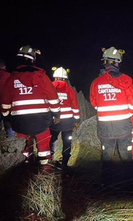 Bomberos del 112 rescatan dos jóvenes de noche