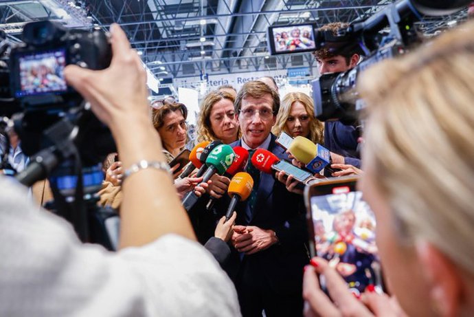El alcalde de Madrid, José Luis Martínez, Almeida ha felicitado a los periodistas