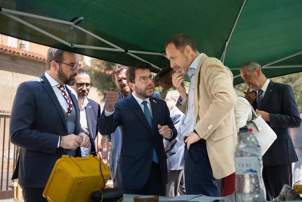 Archivo - (I-D) El conseller de Territorio, Juli Fernández; el presidente de la Generalitat de Catalunya, Pere Aragons y el director general de Adif, Ángel Contreras, durante su visita a la estación de Renfe de Gav, a 8 de mayo de 2023, en Gva