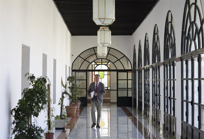 El secretario general del PSOE-A, Juan Espadas, en el Parlamento andaluz.