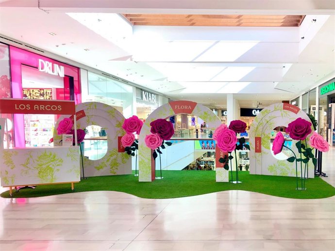 Sevilla.- Los Arcos regala 2.000 flores por el Día de la Madre a través de Flora, su nueva instalación artística