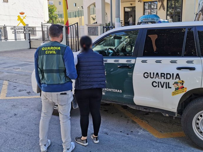 Detenida una mujer reclamada por señalamientos por robos y hurtos en Torrevieja, Santiago, Gijón y Sevilla