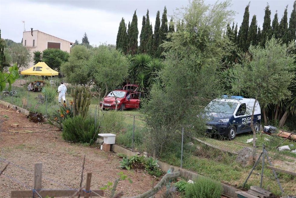 La Policía Nacional trabaja en la finca donde se han encontrado los dos cadáveres.