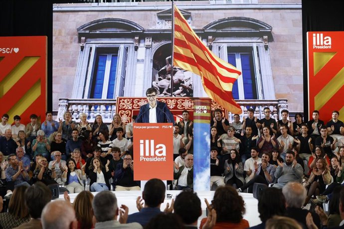 El candidato del PSC, Salvador Illa, interviene durante un mitin del PSC.