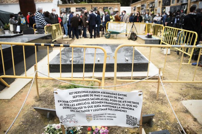 Archivo - Arxiu - Cartell en una fossa de Paterna