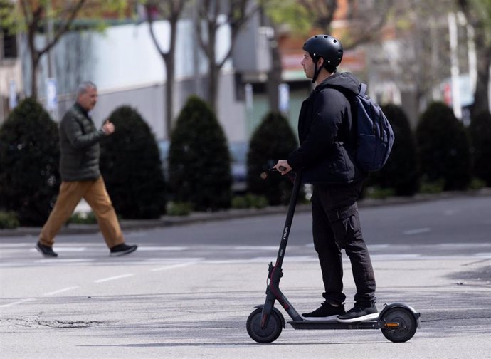 Un hombre montado en un patinete eléctrico, a 5 de abril de 2024, en Madrid (España).