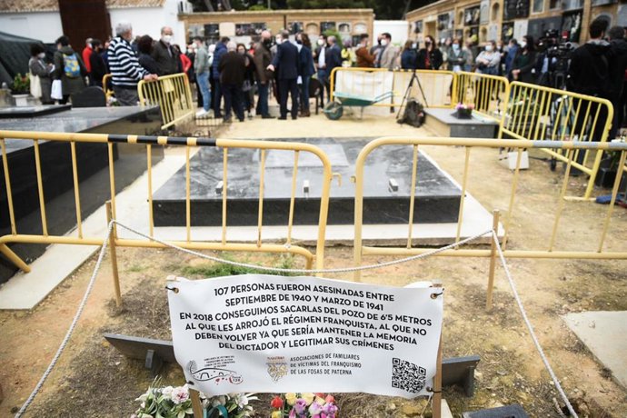 Archivo - Cartel en una fosa de Paterna