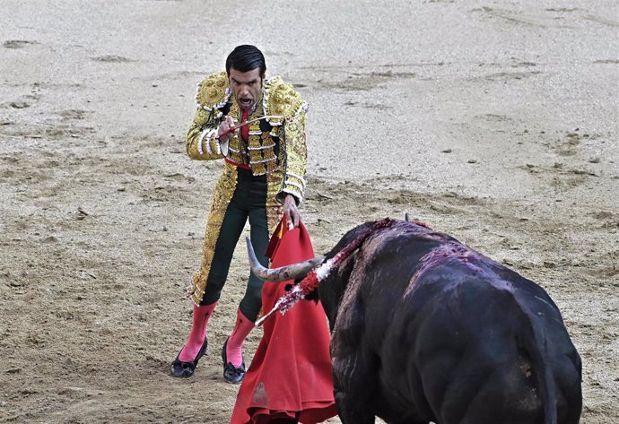 Archivo - Emilio de Justo durante su faena en la plaza de toros de las Ventas en la feria de San Isidro