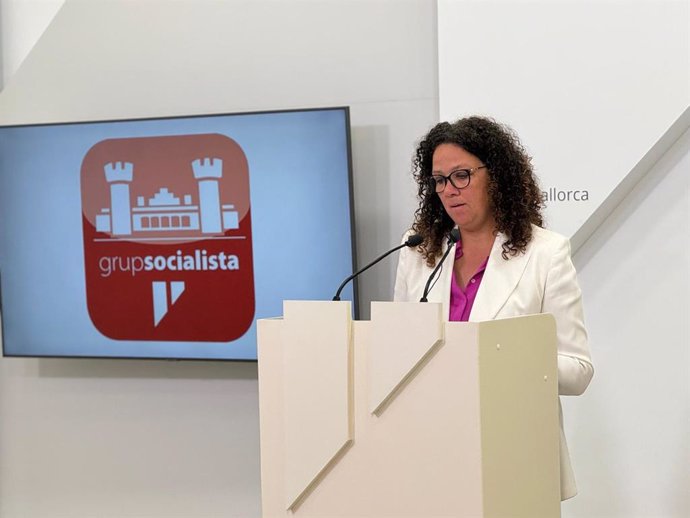 La portavoz del PSIB en el Consell de Mallorca, Catalina Cladera, en una rueda de prensa