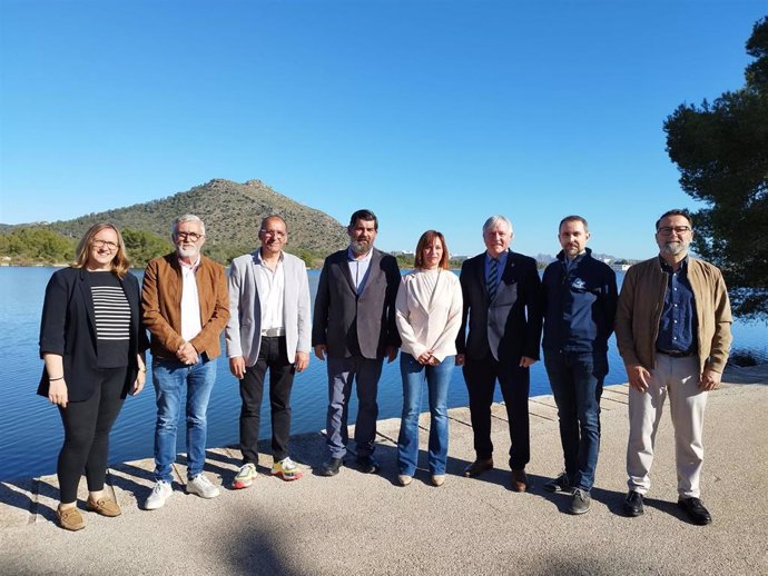 Bestard y Rodríguez junto al director insular Pedro Mas, la alcaldesa de Alcúdia y miembros de la Federación de Piragüismo