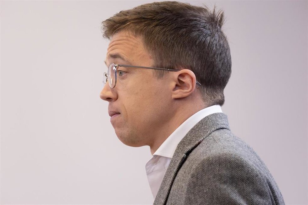 El líder de Más País, Iñigo Errejón, durante una rueda de prensa posterior a la Junta de Portavoces, en el Congreso de los Diputados, a 23 de abril de 2024, en Madrid (España).