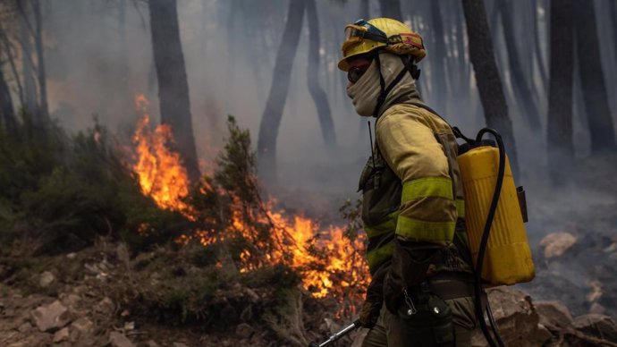 Archivo - Bombero forestal, en imagen de archivo